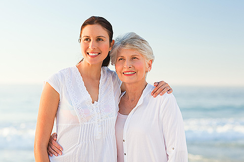 Das Bild zeigt zwei Frauen am Strand.