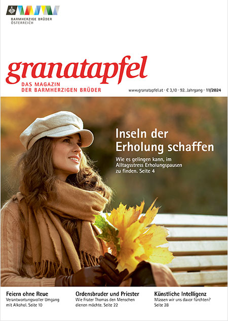 Das Cover des Granatapfel Magazins 11/2024 zeigt eine Frau vor einem Baum mit herbstlichen Laub.