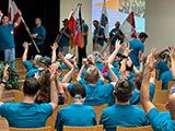 Das Bild zeigt TeilnehmerInnen des Internationales Treffens für Menschen mit Gehörlosigkeit und zusätzlichen Bedarfen in Bad Ischl 2024.