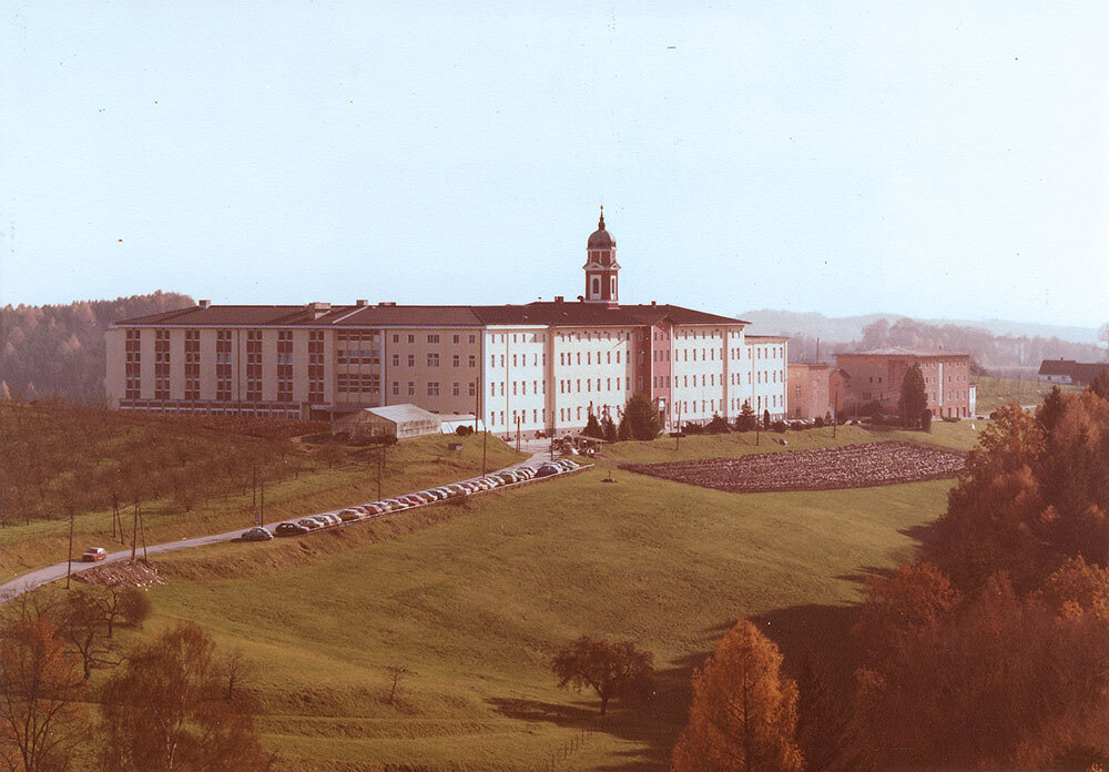 Das Bild zeigt das Haupthaus im Jahre 1982