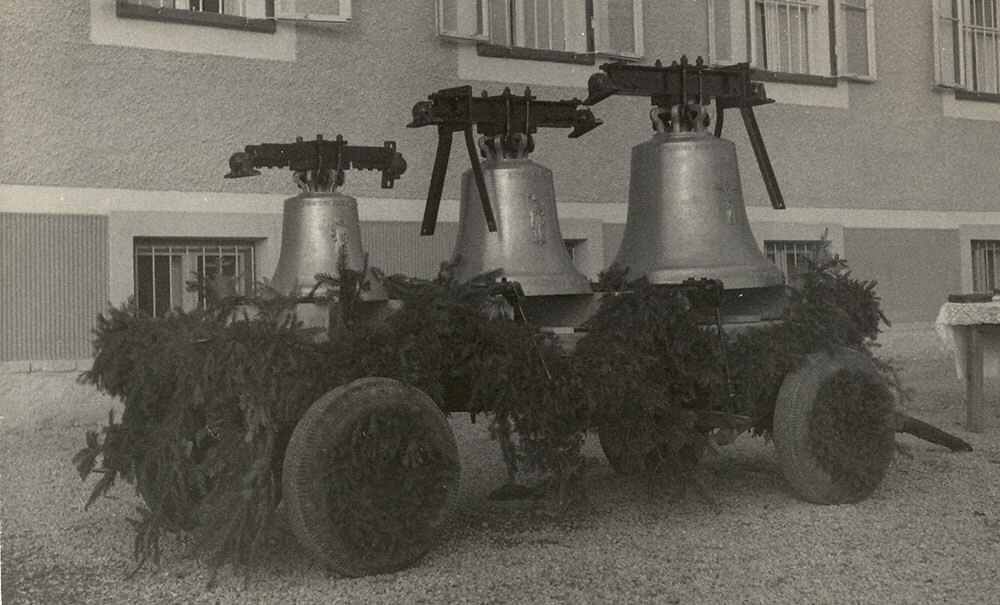 Das Bild zeigt die Glocken, welche im Jänner 1962 geweiht wurden